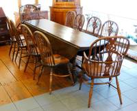 MB9028 Tisch  mit  zehn  Stühlen