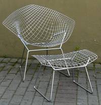 MB-871 Harry  Bertoia, Zwei  Diamond  Chairs  mit  Fußhockern