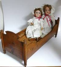 VE6007 Zwei  Puppen  mit   Puppenbett