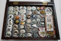 PK1045 Umfangreiche  Sammlung  von  etwa  1000 Teilen  Porzellanschmuck  und  -Zier