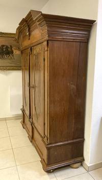 MB9007 Großer  Hallenschrank  des   Barock