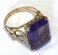 SU7005 Goldring  mit  violettem  Stein