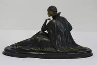 SK3004   Französischer  Bildhauer „Menneville“, Sitzende   Jugendstildame  in wallendem   Kleid