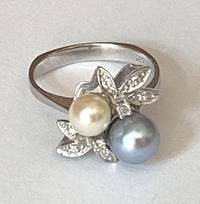 SU7004 Ring mit zwei Perlen und kleinen  Diamanten