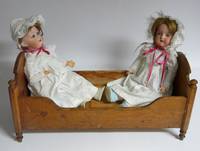 VE6007 Zwei  Puppen  mit   Puppenbett