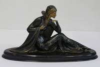 SK3004   Französischer  Bildhauer „Menneville“, Sitzende   Jugendstildame  in wallendem   Kleid